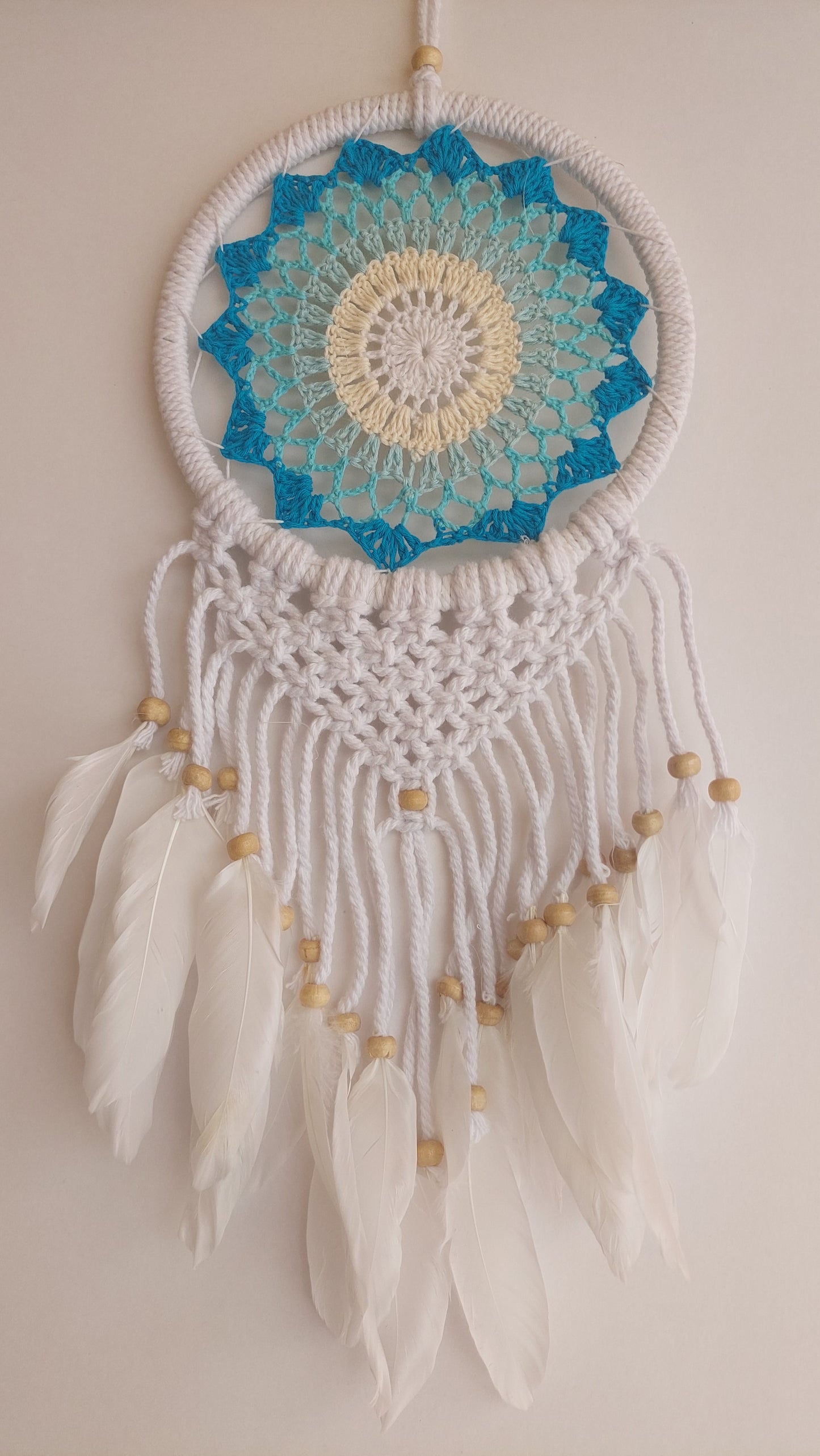 Atrapasueños Blanco Macrame y Plumas (azul y celeste)