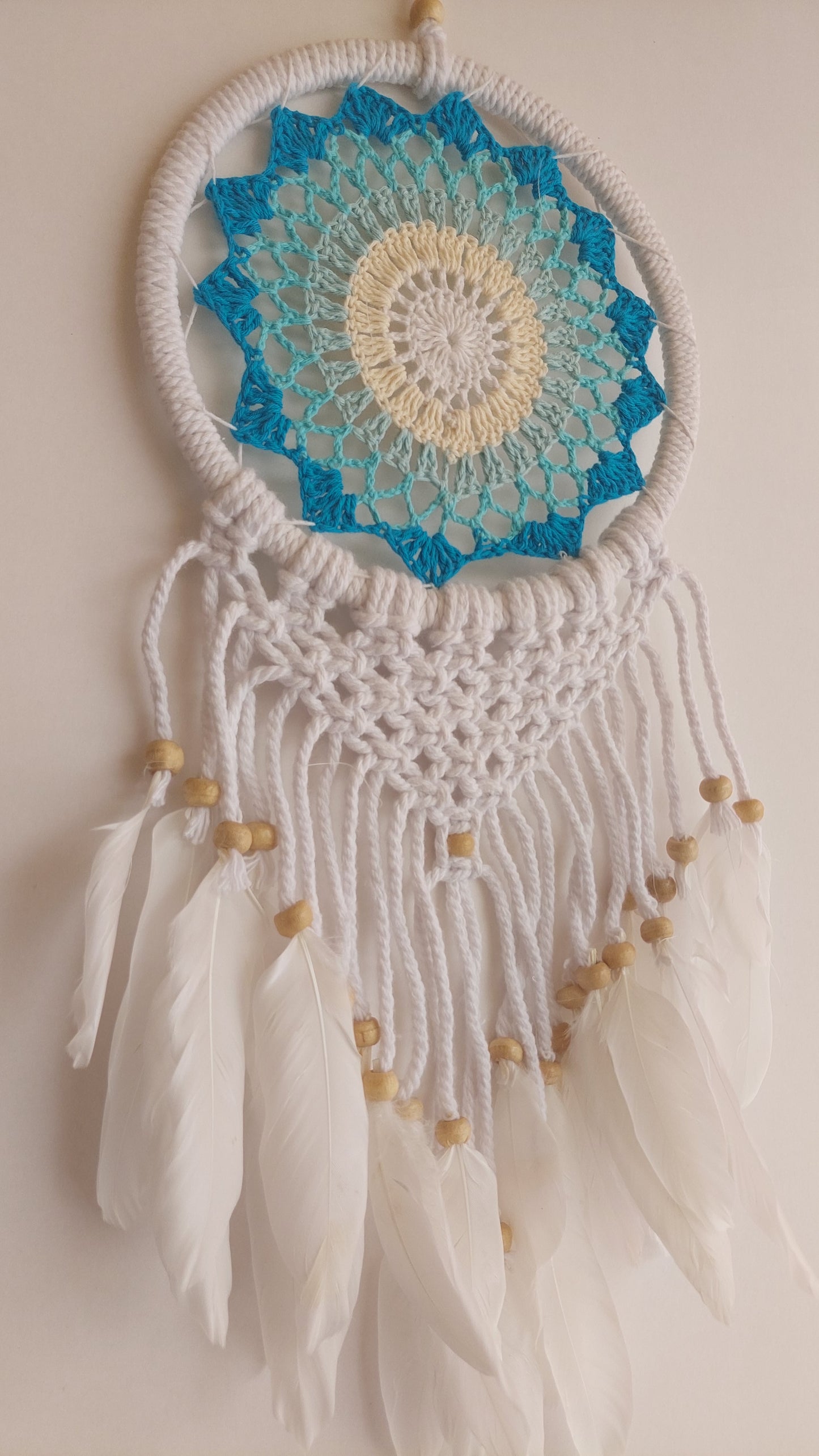 Atrapasueños Blanco Macrame y Plumas (azul y celeste)