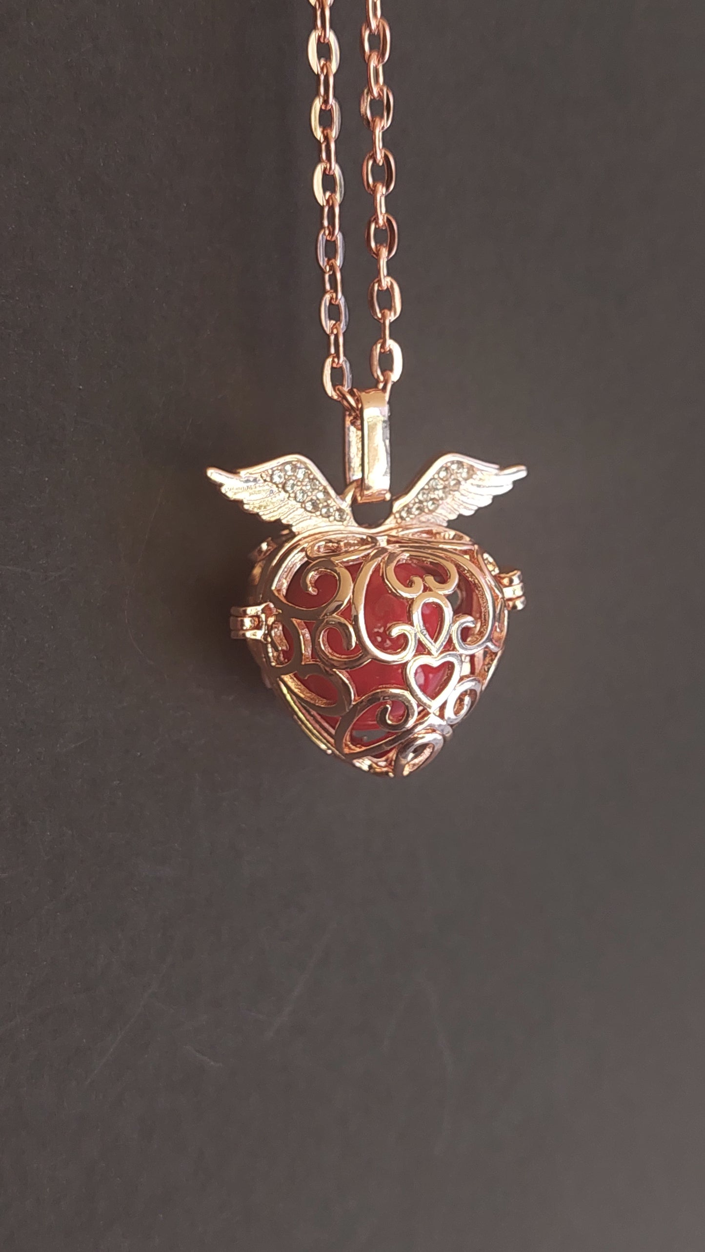 Llamador de Ángeles / Corazón 2 alas ORO ROSA cascabel rojo