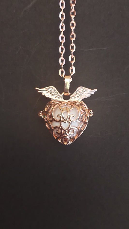 Llamador de Ángeles / Corazón 2 alas ORO ROSA cascabel blanco