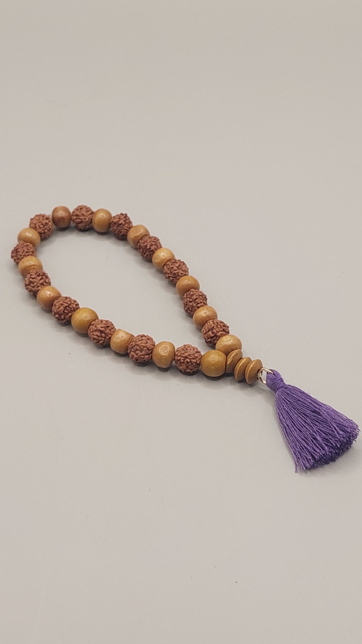 Japa Mala Pulsera RUDRAKSHA y madera (27 cuentas) borla morada