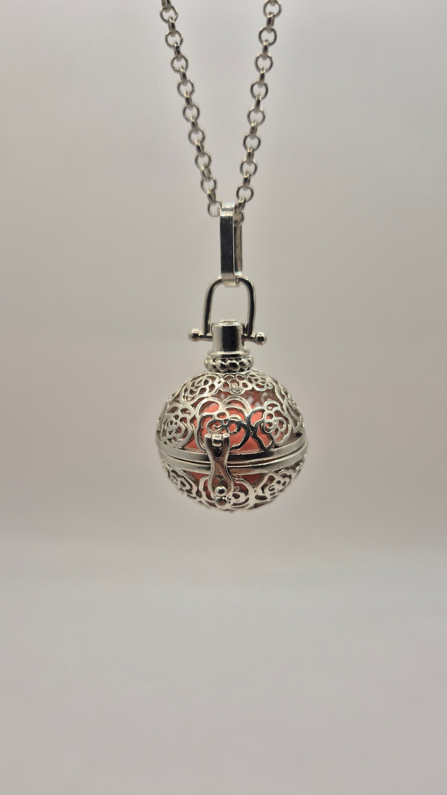 Llamador de Ángeles / Esfera PLATEADA con Rosas / Cascabel Rosa
