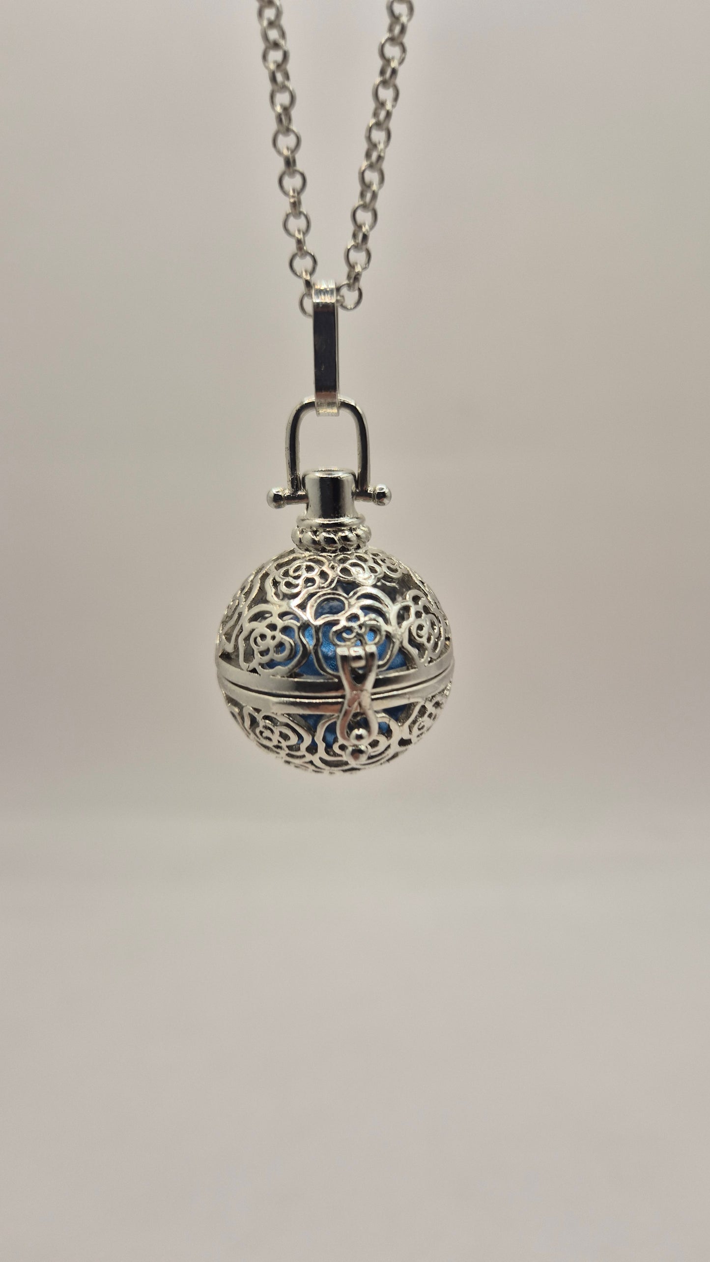 Llamador de Ángeles / Esfera PLATEADA con Rosas / Cascabel Azul