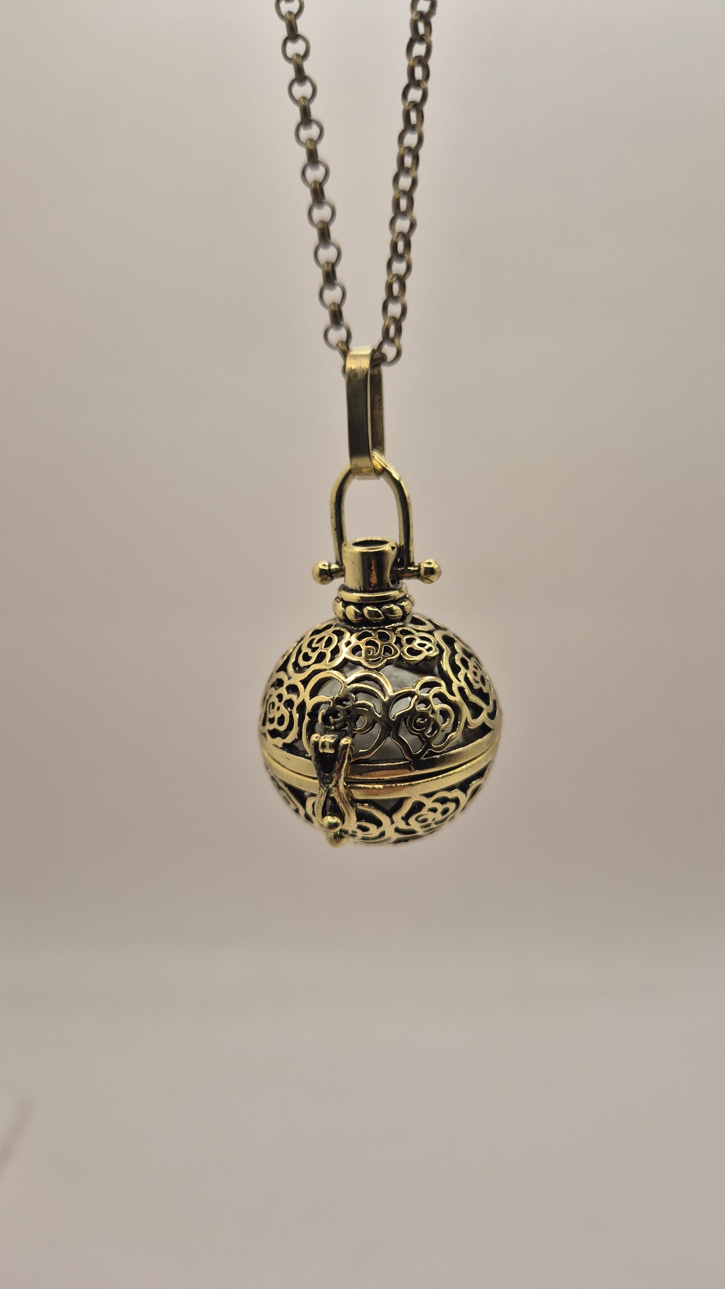Llamador de Ángeles / Esfera DORADO ANTIGUO con Rosas / Cascabel Blanco
