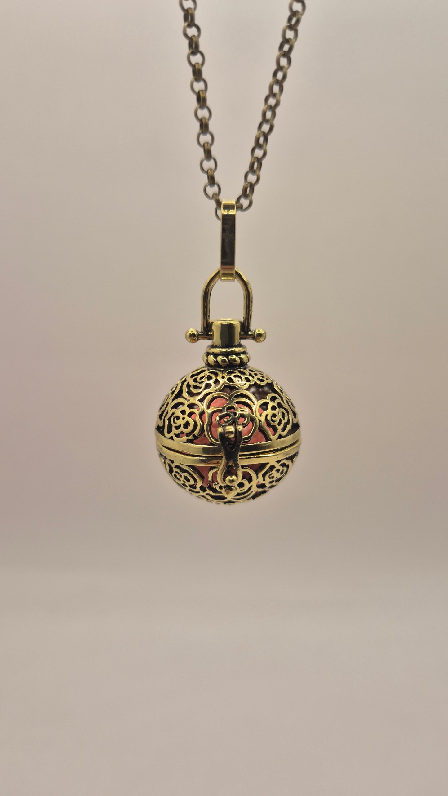 Llamador de Ángeles / Esfera DORADO ANTIGUO con Rosas / Cascabel Rosa