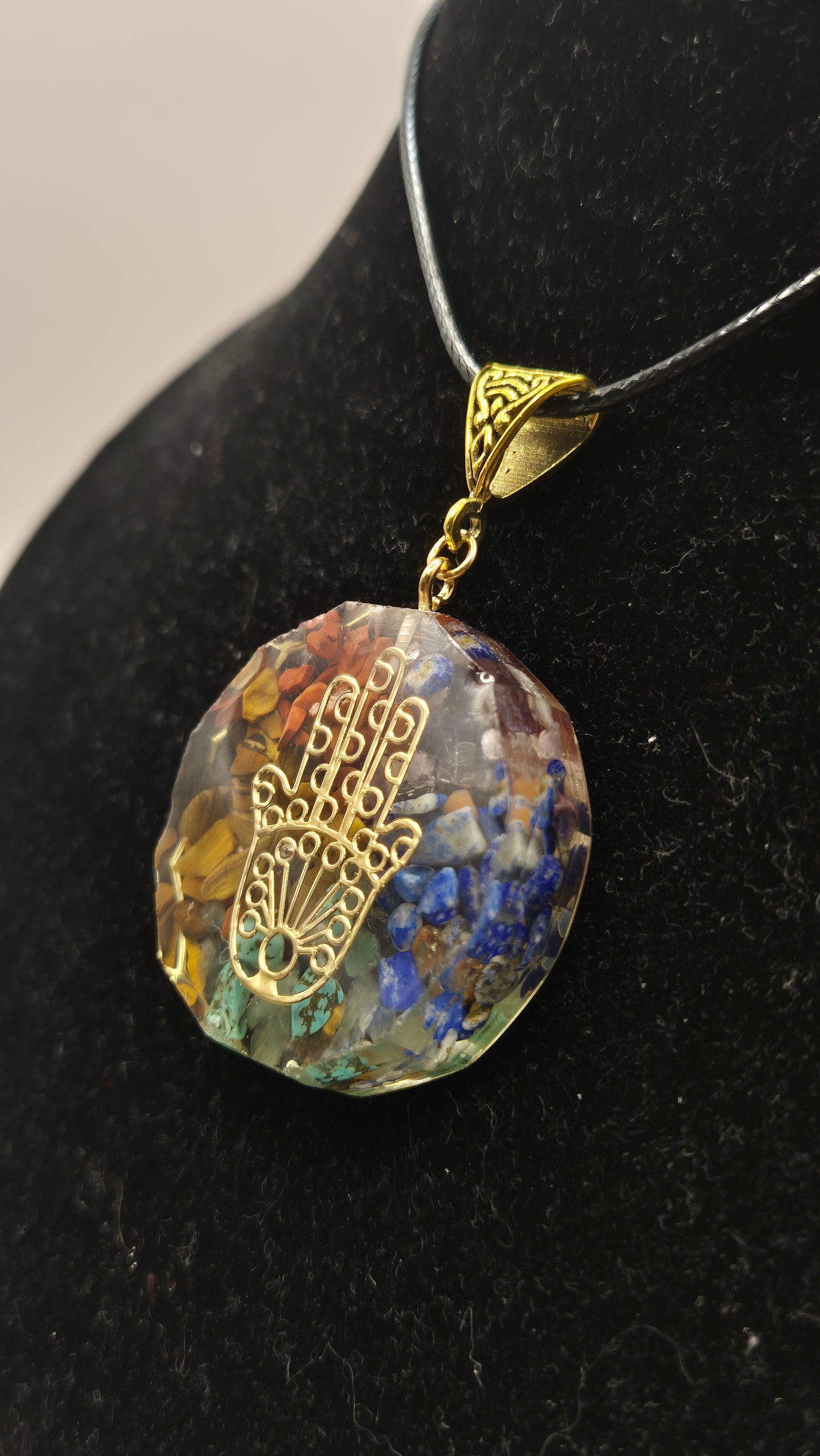 Collar dije Orgonita Mano de Hamsa (color 1)