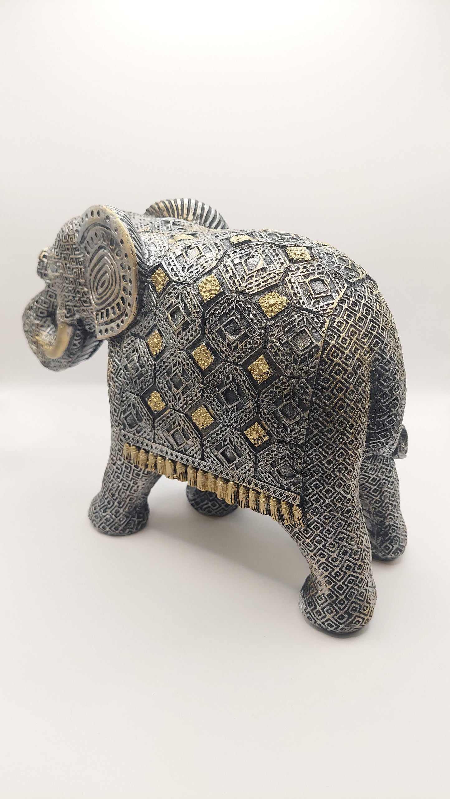 Elefante con Arabescos Decorativos (plateado)