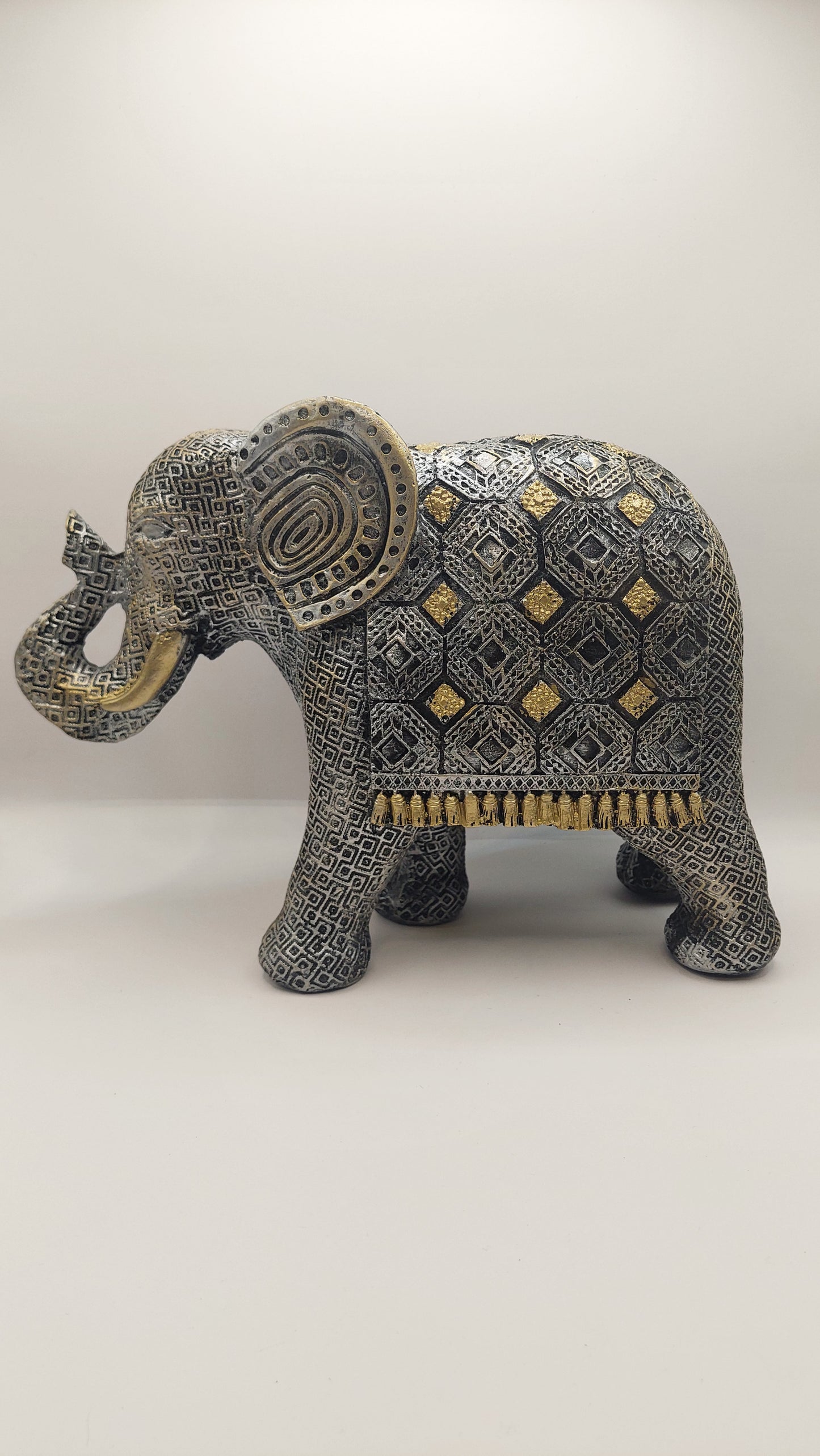 Elefante con Arabescos Decorativos (plateado)