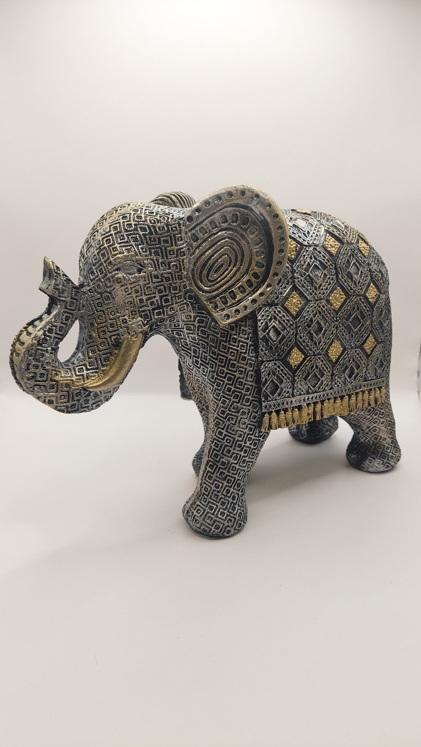 Elefante con Arabescos Decorativos (plateado)