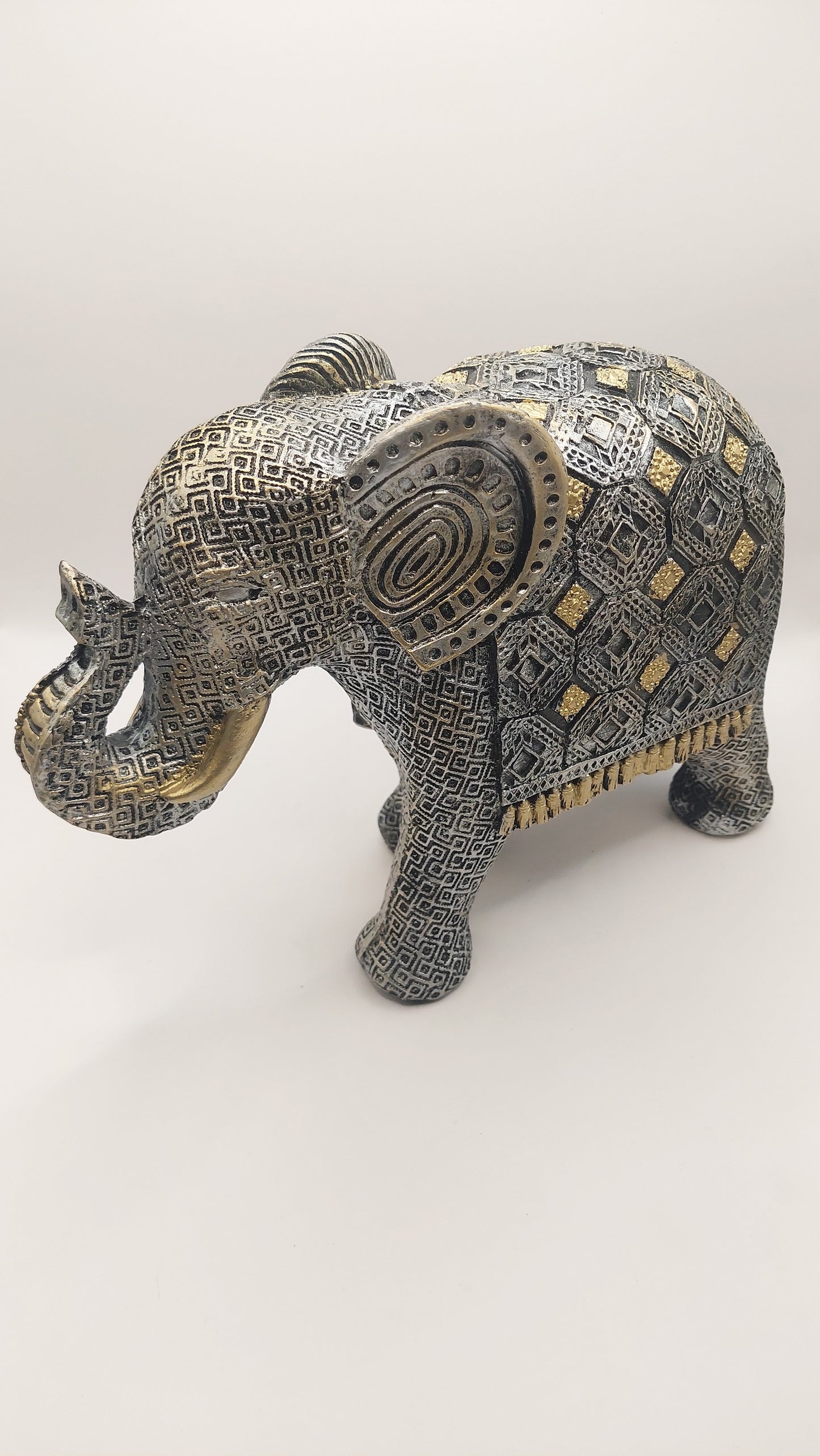 Elefante con Arabescos Decorativos (plateado)