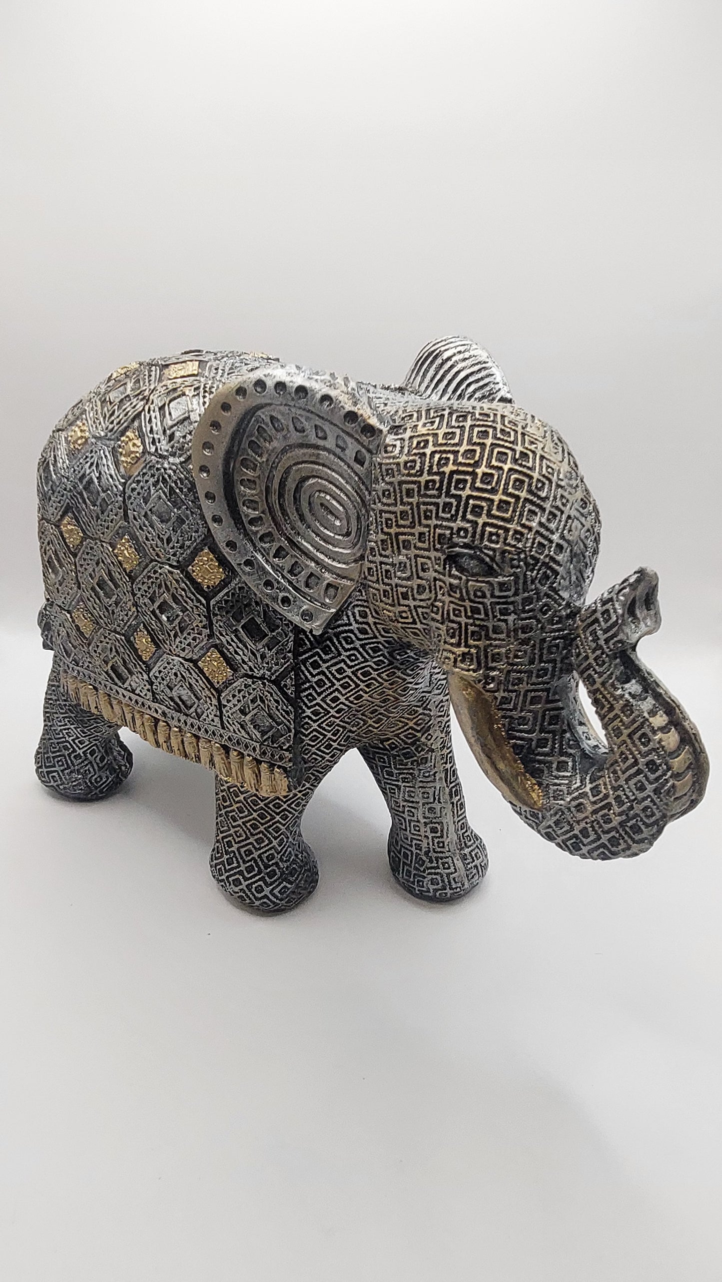 Elefante con Arabescos Decorativos (plateado)