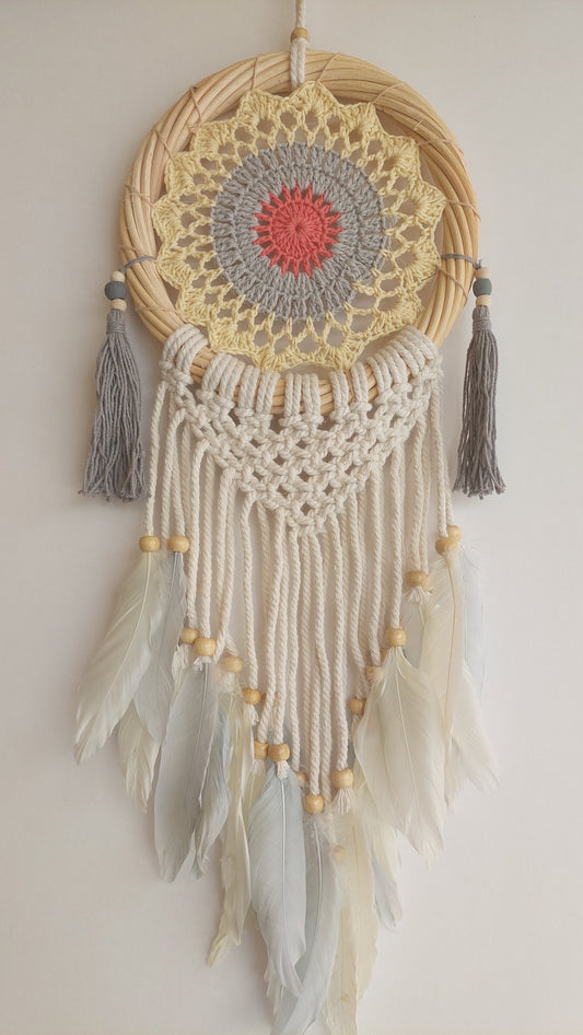 Atrapasueños Aro Bambú Macrame y Plumas (amarillo y gris)