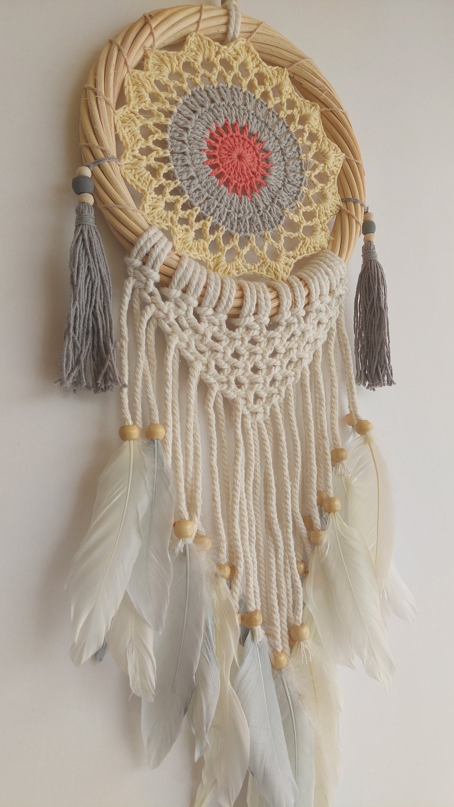 Atrapasueños Aro Bambú Macrame y Plumas (amarillo y gris)