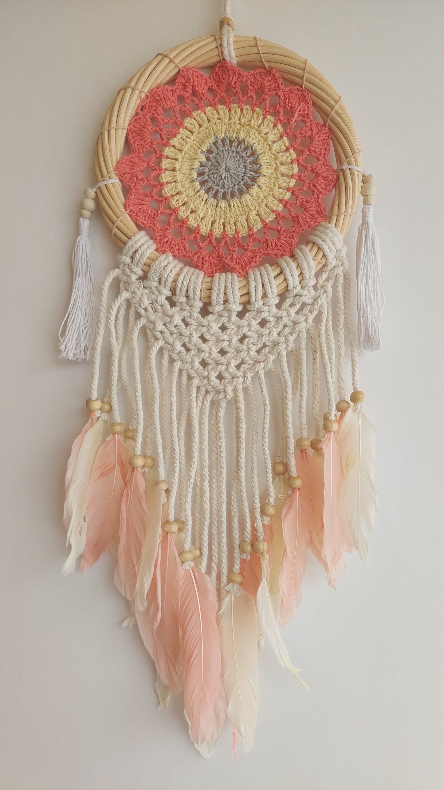 Atrapasueños Aro Bambú Macrame y Plumas (rojo y amarillo)