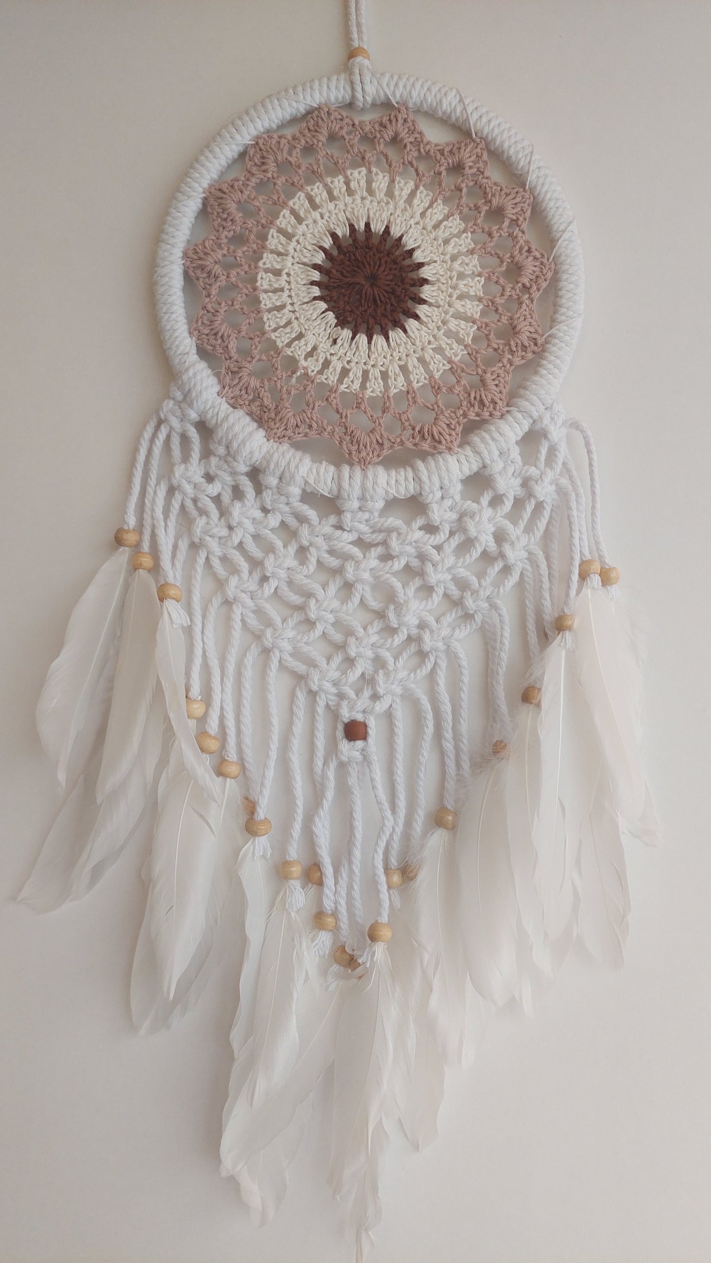 Atrapasueños Blanco Macrame y Plumas (marrón)