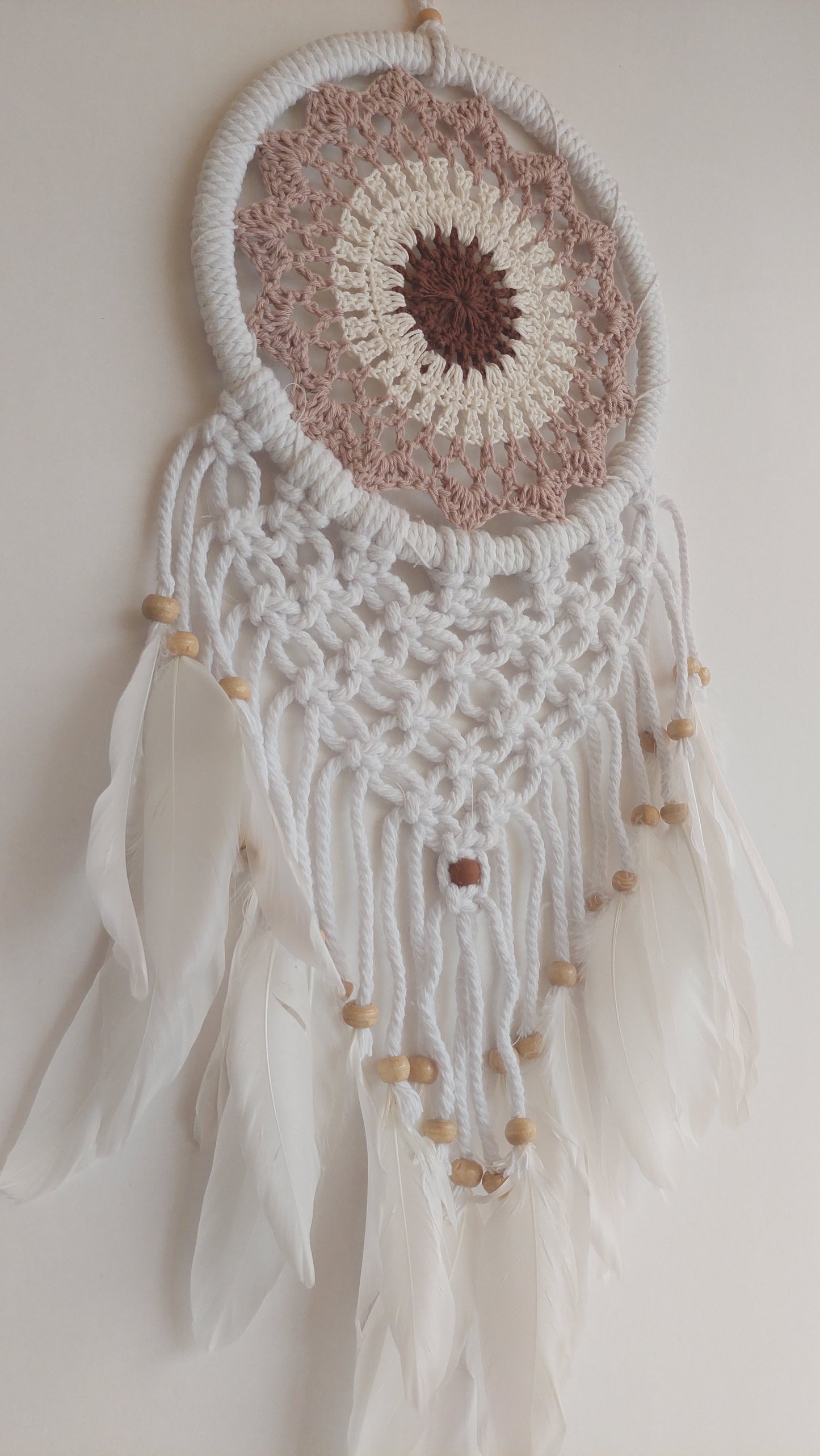 Atrapasueños Blanco Macrame y Plumas (marrón)